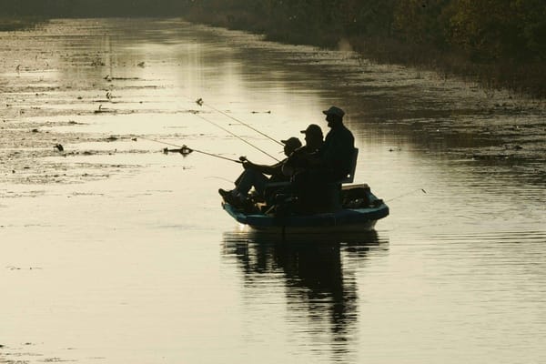 boat-fishing-friends